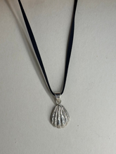 Load image into Gallery viewer, Ran Pendant :: Silver
