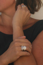 Load image into Gallery viewer, Unn Ring
